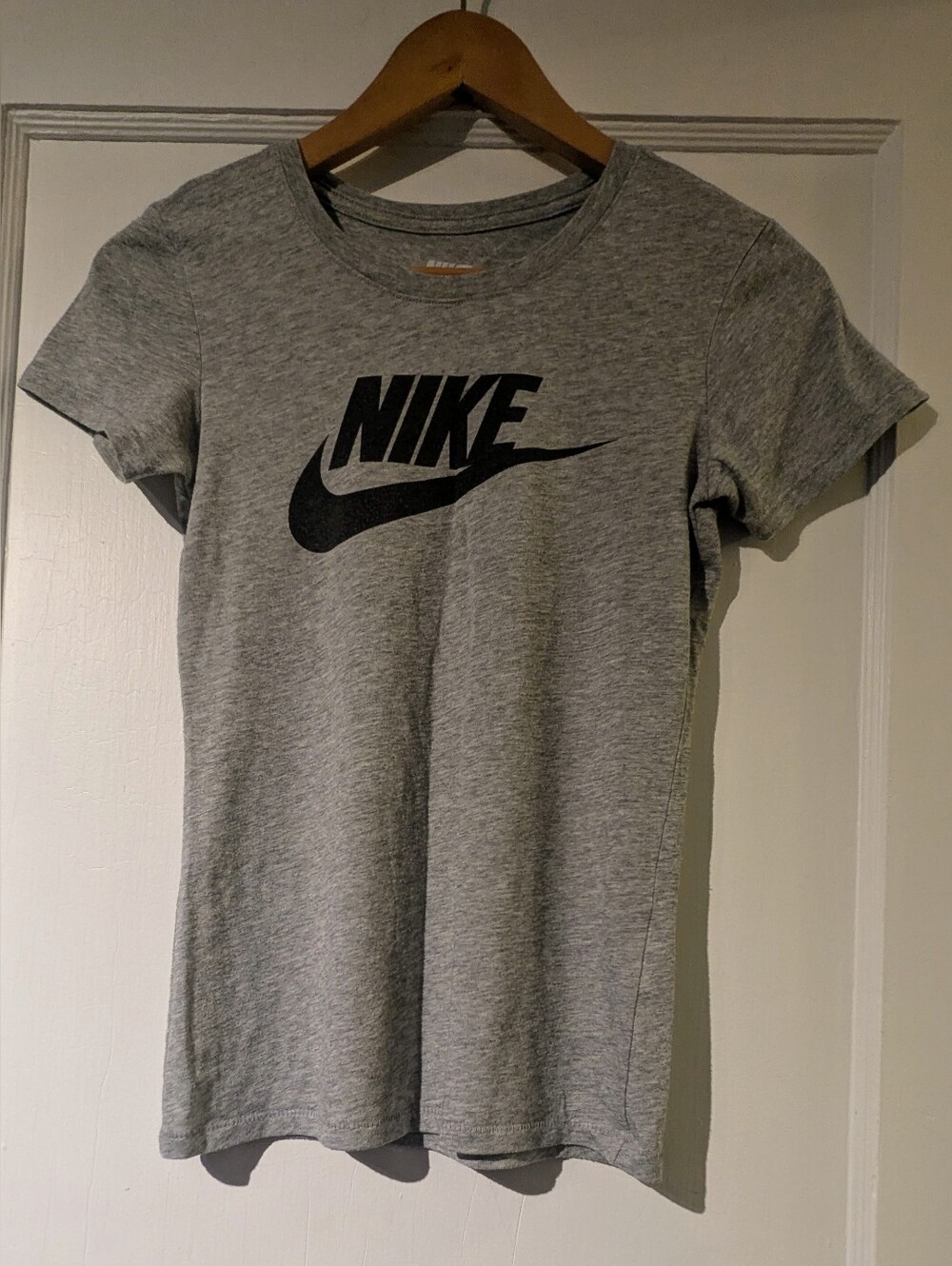 Nike Women's Gray Slim Fit Short Sleeve Logo T-Shirt. Size XSmall